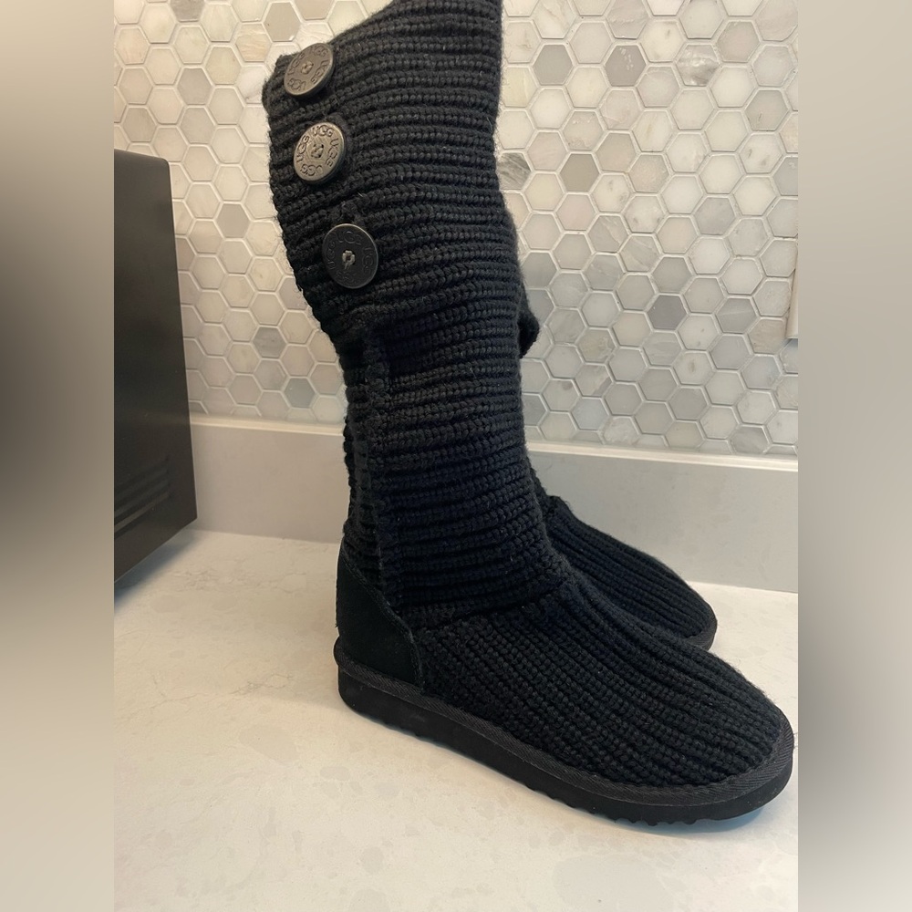 UGG Australia Classic Cardy Black 3-
Button‎ Sweater Boots Size 5